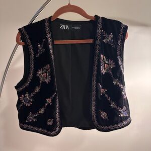 Embroidered suede vest Zara
